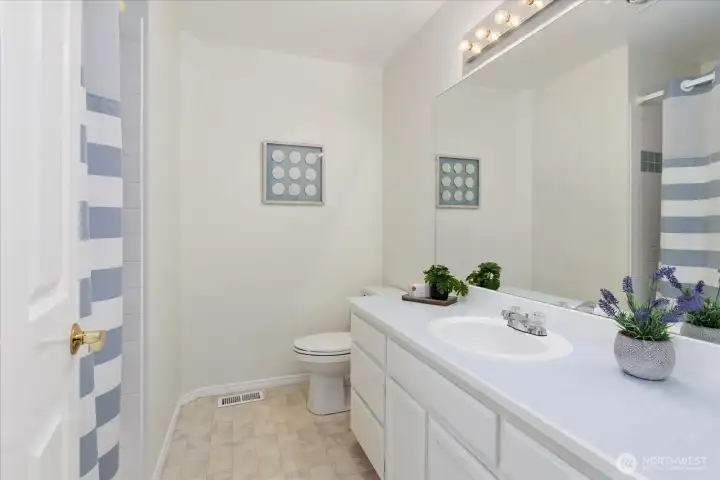 Upstairs full bathroom