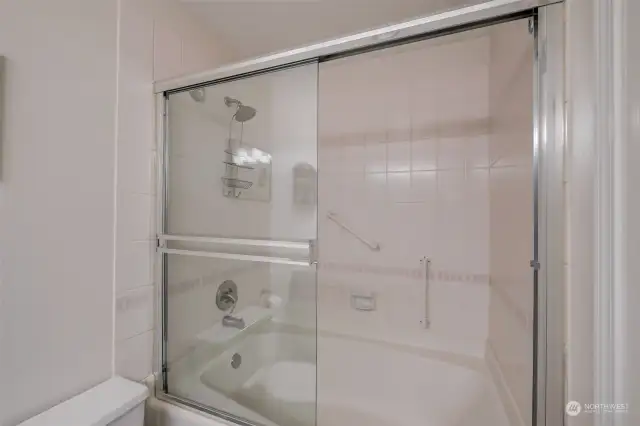 Tub/shower in Master