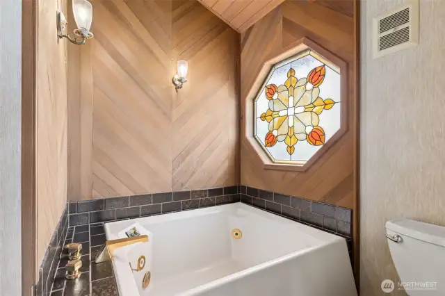 Soaking tub with jets in the primary en-suite