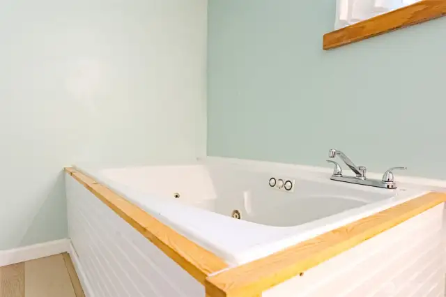 Jetted tub.