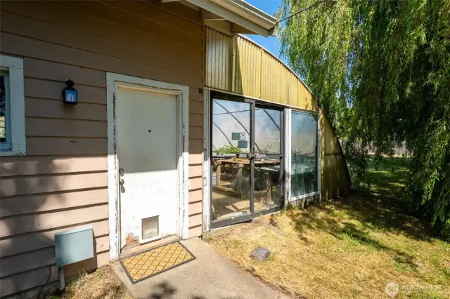 Detached Garage & Garden Shed