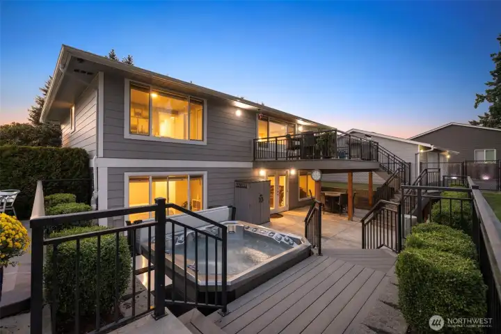 Back patio w/hot tub