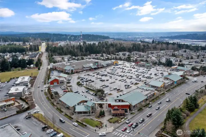 The condo is minutes away (even walkable!) from Lakeland Town Center featuring dining, grocery, and retail options