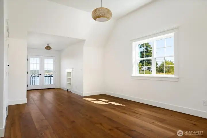 Upstairs Bedroom w Juliet Balcony