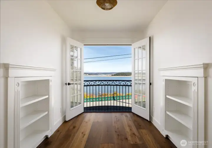 Special built-ins wheel open for tons of storage