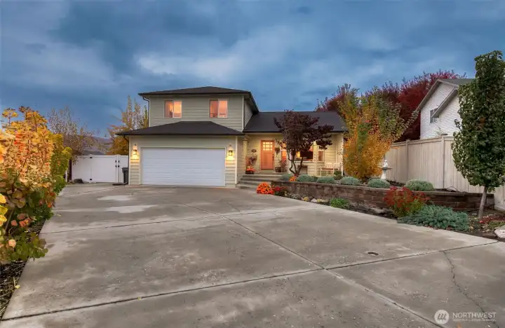 Welcome to this fully renovated tri-level home offering 1,794 sq ft, 3 bedrooms, and 3 bathrooms in a beautifully updated modern layout.