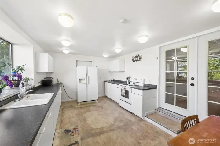 Multi-generational living in this home is a breeze with two kitchens! Multi-generational living in this home is a breeze with two kitchens!
