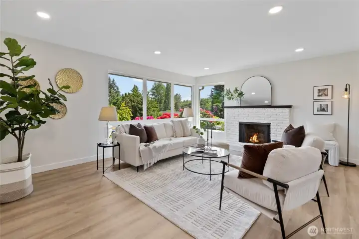 Abundant natural light floods this large front room. Abundant natural light floods this large front room.