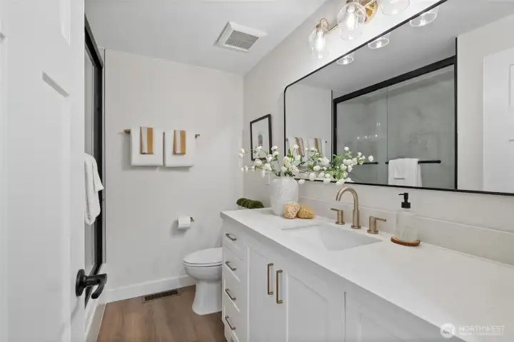 This full guest bath has been updated in the last month. This full guest bath has been updated in the last month.