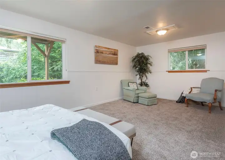 Lounging area in the fifth bedroom.