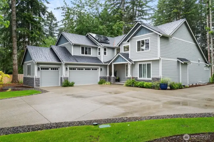 This Rob Rice home is barely lived in and in perfect condition. This Rob Rice home is barely lived in and in perfect condition.