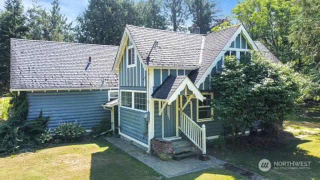 Adorable side porch w/mudroom & laundry room off kitchen*beautiful camellia tree adds shade to this side of home* also sidewalk leads to detached tandem 4 car garage!