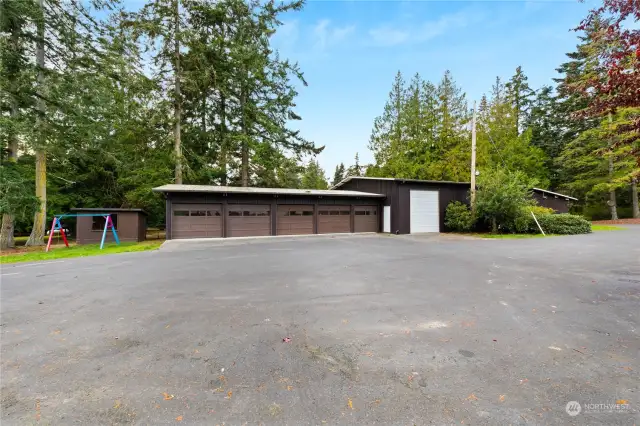 10 Bay shop has room to store it all! One door will accommodate a coach or boat. There's also a separate little playhouse at the end!