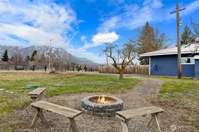 Cute firepit area & gravelled pathway between the house & barn!