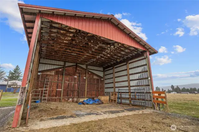 Large barn with haystorage & has water.