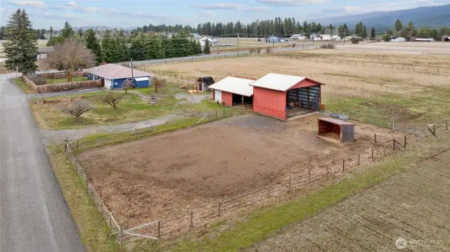 2 fenced paddock areas can run to the back pastures. 1 pasture is fully fenced. There are multiple runs from the loafing sheds if you wanted to set this up for your horses!