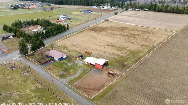 6 acres well laid out for pasture/horses. There are 5 gates, & 1 man gate. Don't miss the high end Cameo horse fencing.