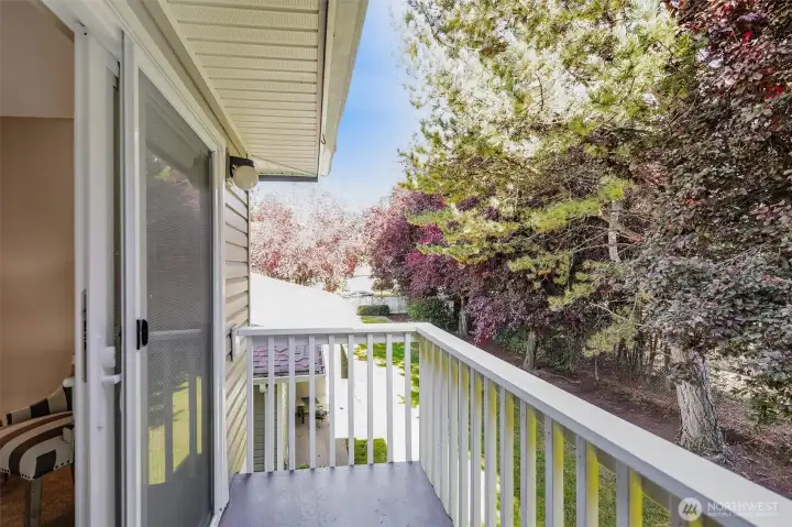 The balany has a treed territorial view and is a peaceful retreat.