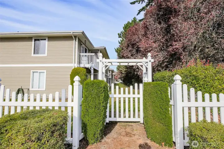 The back yard has a private gate if you want easy acces to the street.