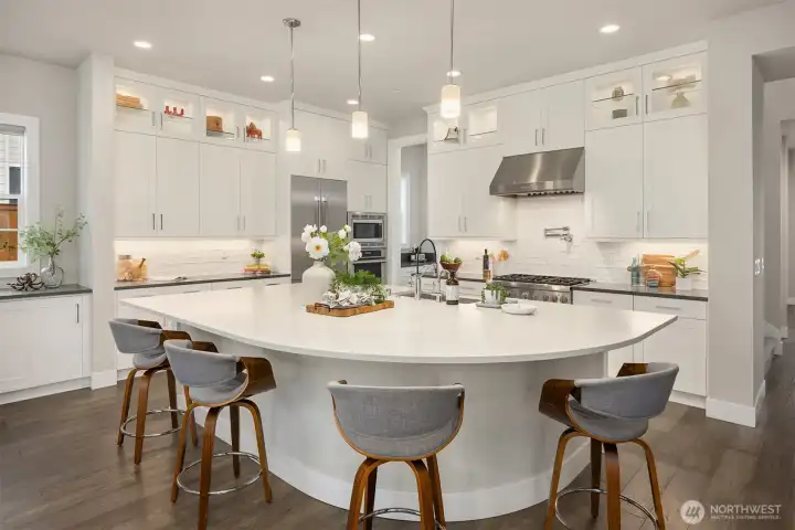 This island will easily seat 6 and is perfect for watching the cook!