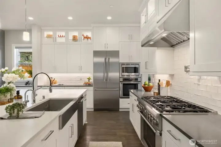 Stunning chef's kitchen features double ovens, Thermadore appliances and counterspace galore