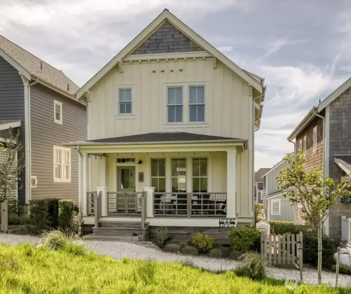Welcome to 'Caber Neigh Getaway' located in the South Farm on a beautiful and natural greenspace in Seabrook's South Farm District. An easy stroll to the Sunrise Pool and Tennis Courts. The front porch overlooks the serene and peaceful green space with deer and wildlife.