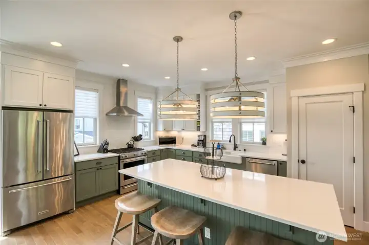 The large kitchen is perfect for large groups with multiple prep & work stations and offers a generous pantry.