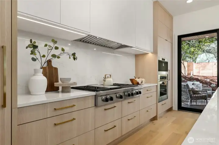 Sleek Customized Cabinetry Sleek Customized Cabinetry