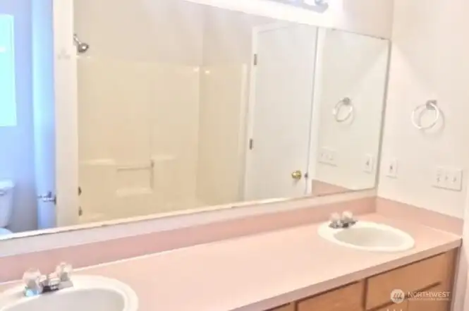 Unit B - Primary ensuite bath
