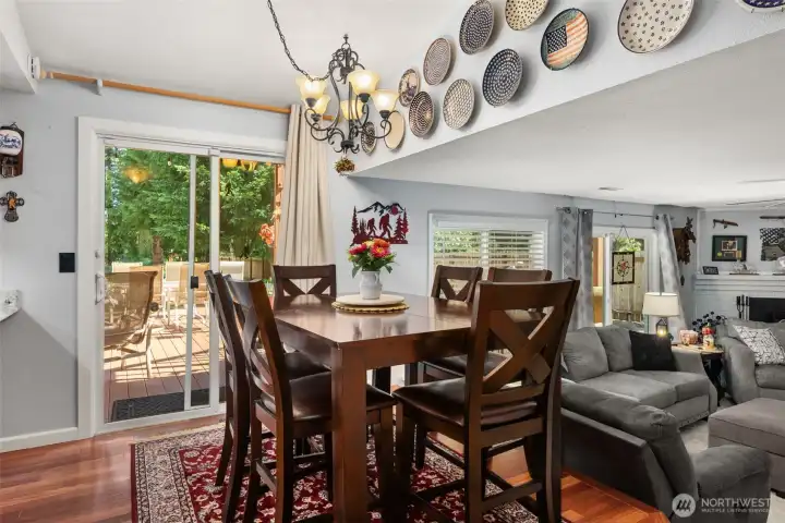 Eat in kitchen space or great place for a coffee bar