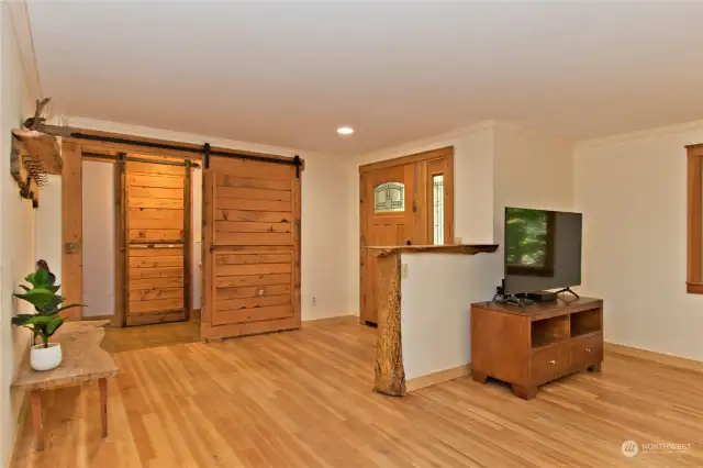 Beautiful huge entryway Live Edge detail