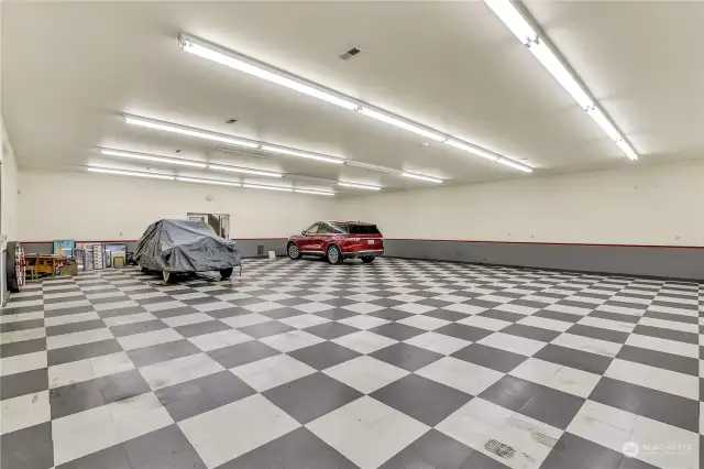 Huge garage/shop that can fit up to 10+ cars.