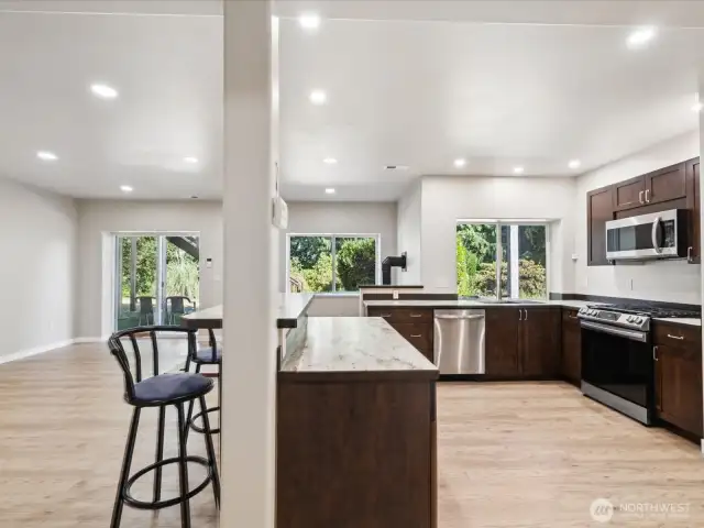 2nd kitchen with breakfast bar.