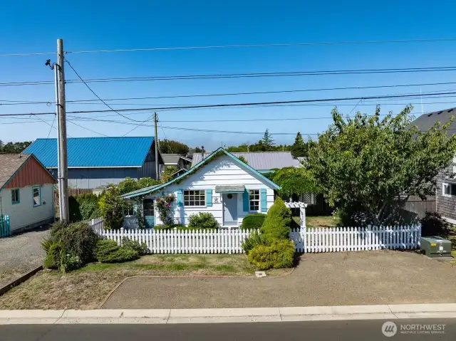 This cozy cabin is ideally situated in town, just a short walk to the beach, shopping, restaurants, and the bus line.