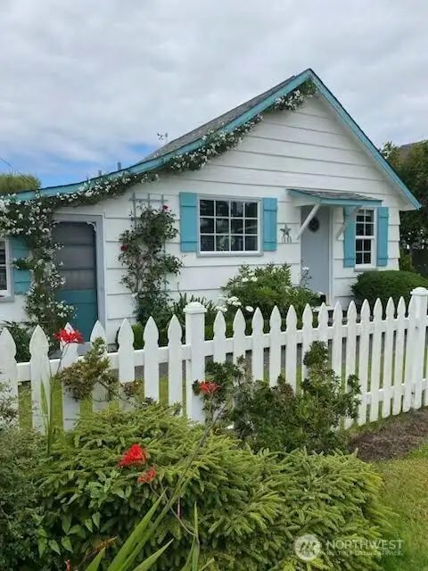 This cozy cabin is ideally situated in town, just a short walk to the beach, shopping, restaurants, and the bus line.