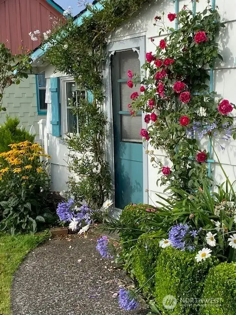 This cozy cabin is ideally situated in town, just a short walk to the beach, shopping, restaurants, and the bus line.