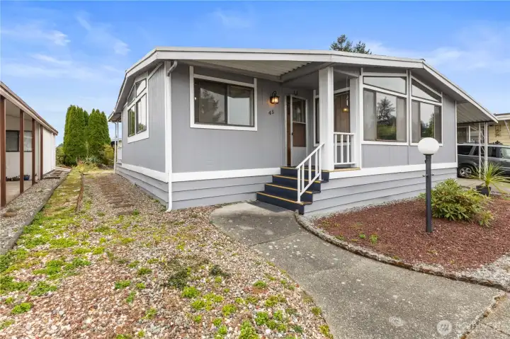 Welcome to this delightfully walkable neighborhood