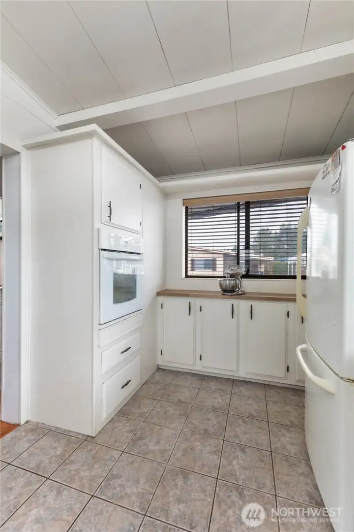 Even more storage space and a compact workspace at the end of the kitchen