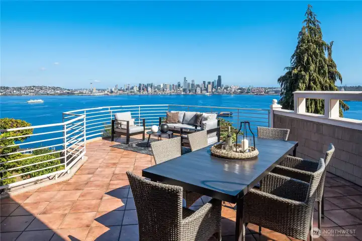 The upper deck is absolutely stunning with panoramic views for downtown, Mt Baker, Elliott Bay and the Cascades.