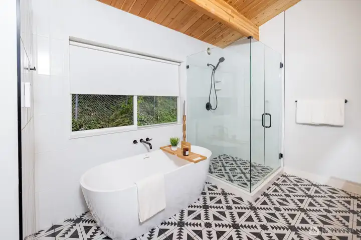 Enjoy a wonderful soak in this fantastic tub.