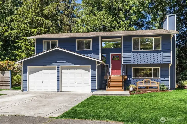 Sitting on almost 1/4 acre of mature landscaping on a quiet cul-de-sac. So peaceful yet near everything! Sitting on almost 1/4 acre of mature landscaping on a quiet cul-de-sac. So peaceful yet near everything!
