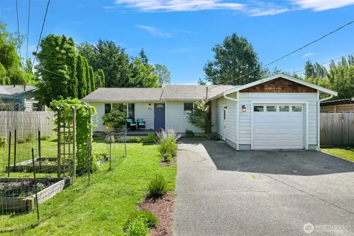 Welcome to 3112 Greenwood Ave! Note: arbor & hops plant to go with seller.