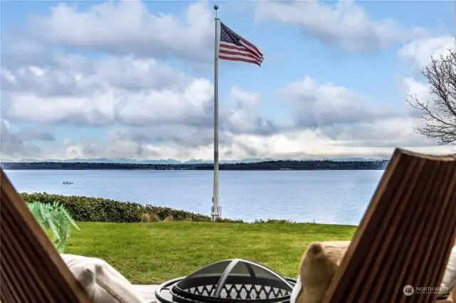 1959 Mid-Century Modern Gem boasts a spectacular views of the Sound, Seattle and Cascades