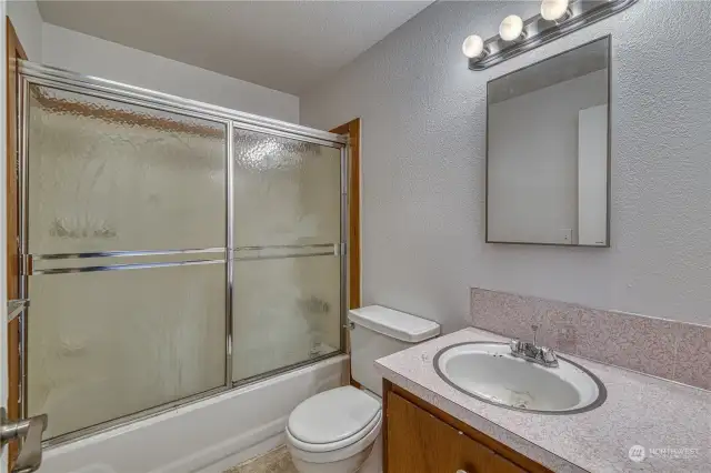 Unit B upper Bathroom