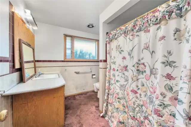 The full bathroom is located by all 3 bedrooms.