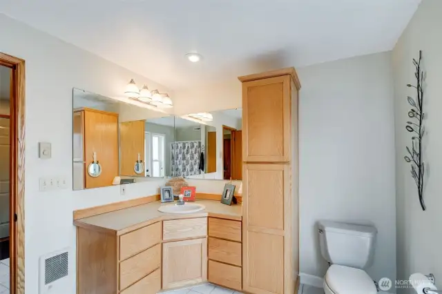 Main floor full bath.