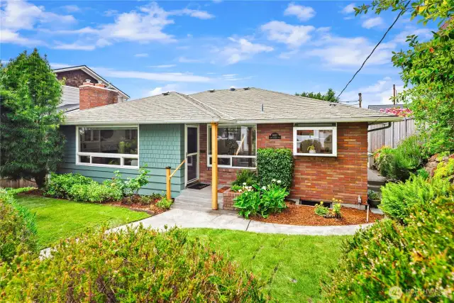 Welcome to this turn-key Fauntleroy home just a short walk from Lincoln Park.
