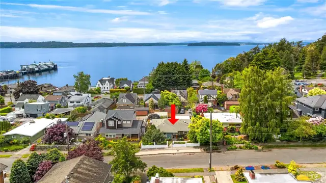 Just a couple of blocks from the Fauntleroy Ferry and Endolyne shops this quiet one long street shows off it's pride of ownership.