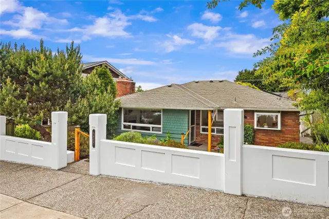 Great curb appeal, a wonderful floorplan, move-in ready and a fabulous neighborhood, welcome home!