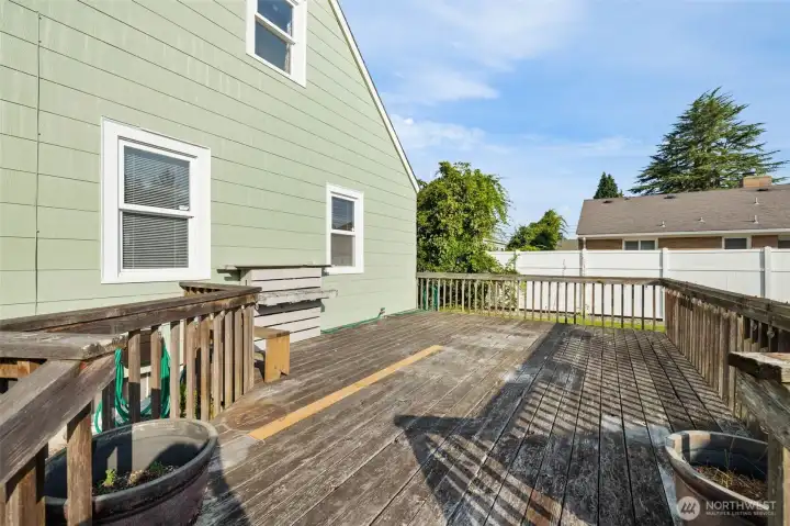 Backyard Wood Deck for Outdoor Enjoyment